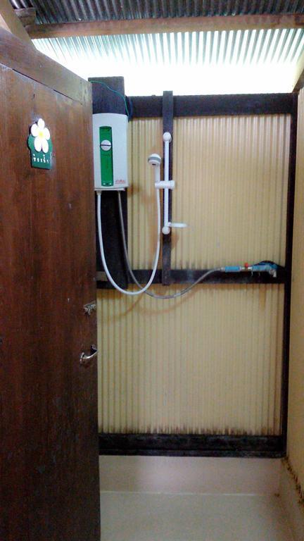 Baan Mai Guesthouse Мэхонгсон Номер фото