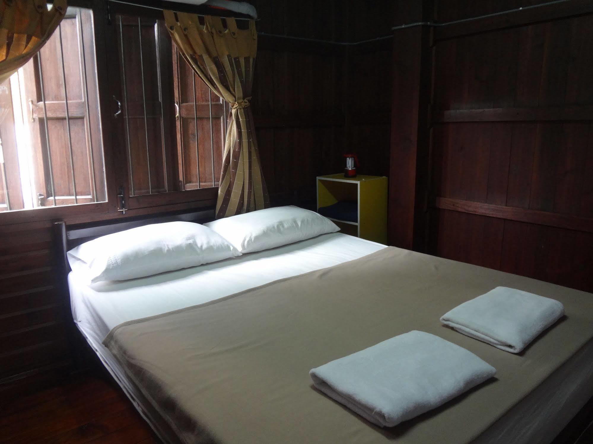 Baan Mai Guesthouse Мэхонгсон Экстерьер фото