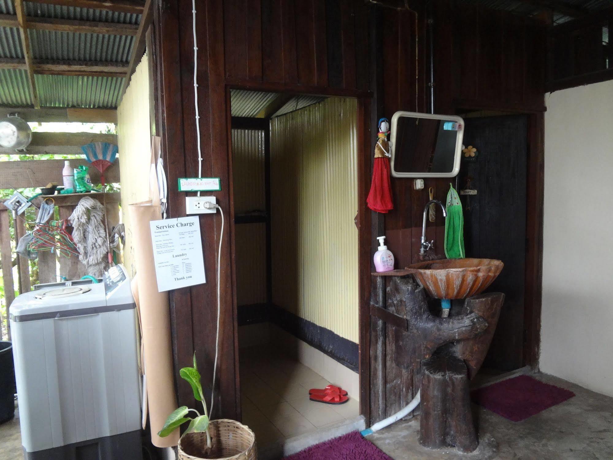 Baan Mai Guesthouse Мэхонгсон Экстерьер фото