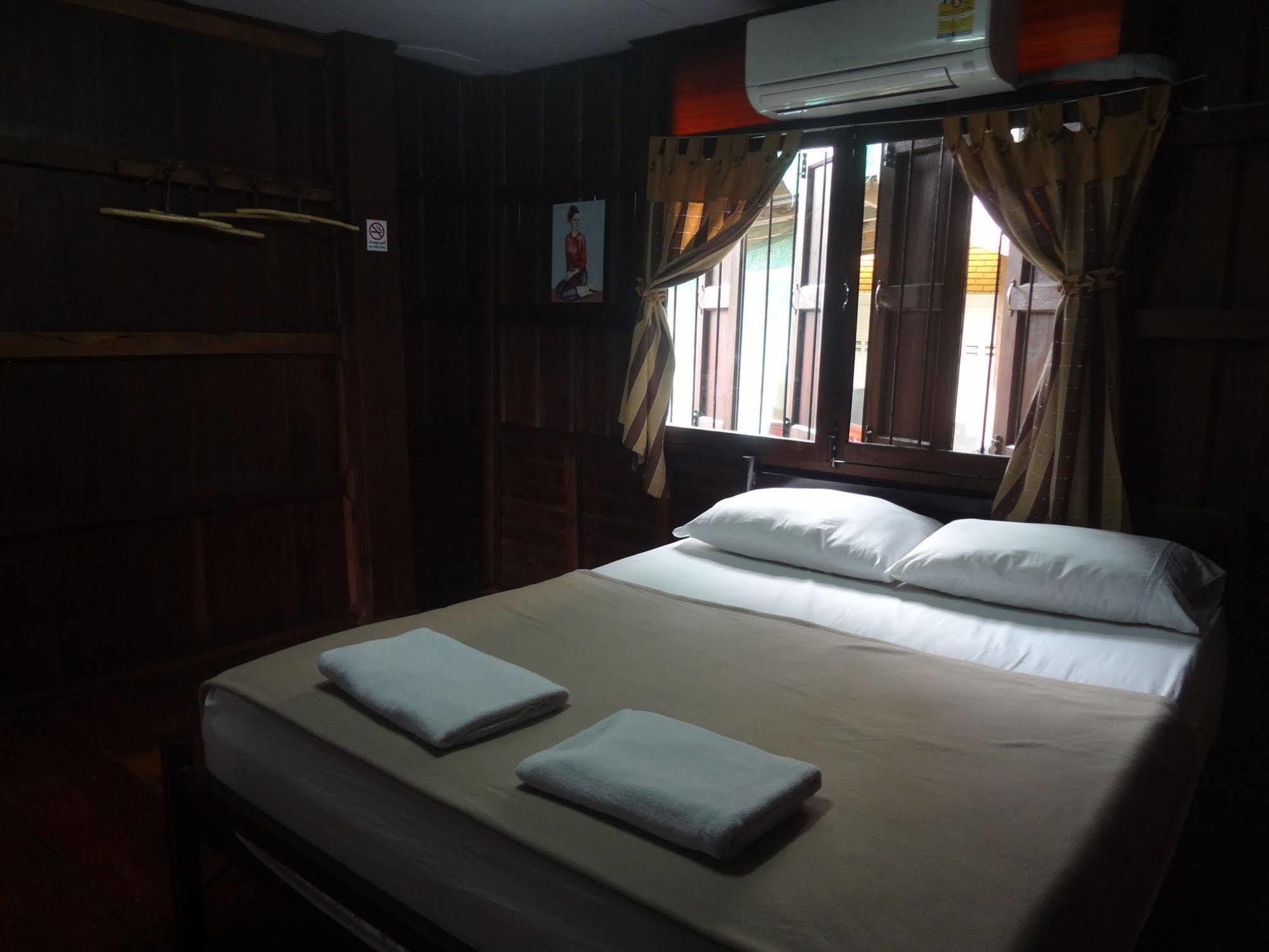 Baan Mai Guesthouse Мэхонгсон Экстерьер фото