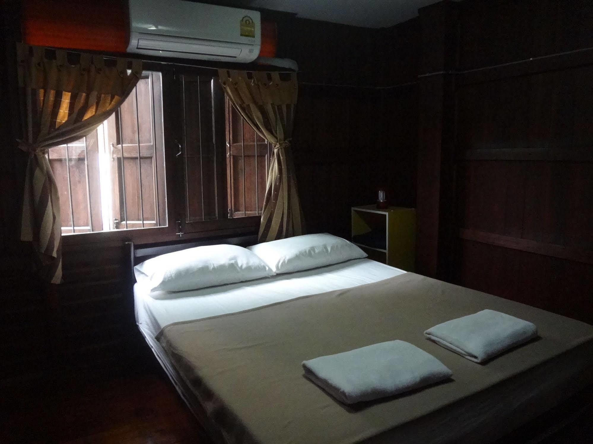 Baan Mai Guesthouse Мэхонгсон Экстерьер фото