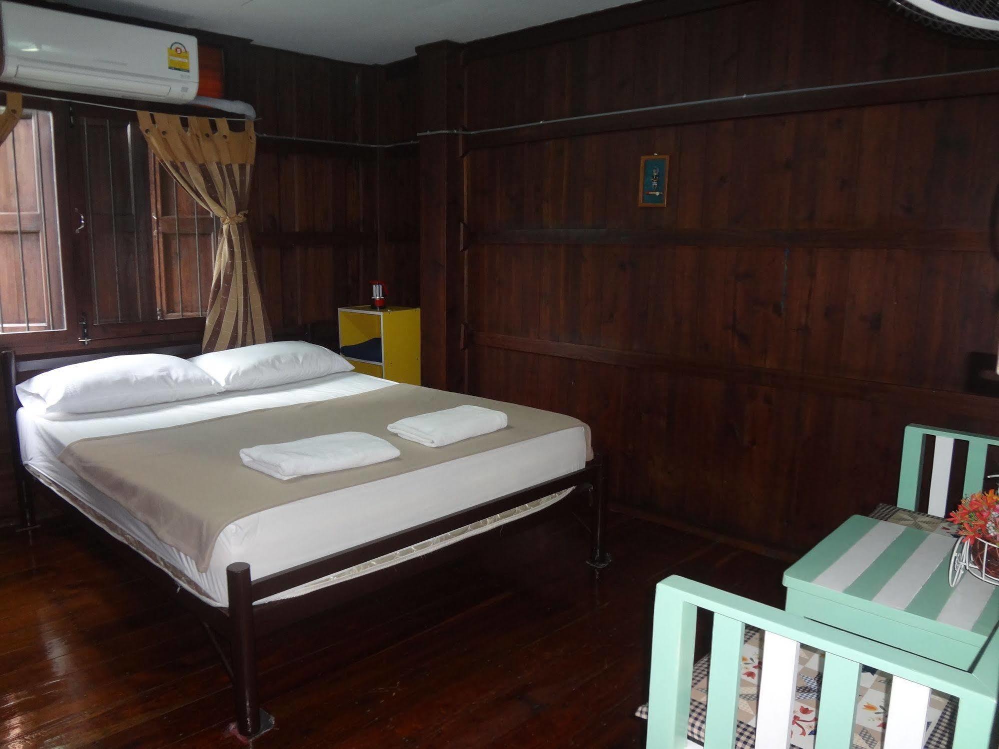 Baan Mai Guesthouse Мэхонгсон Экстерьер фото