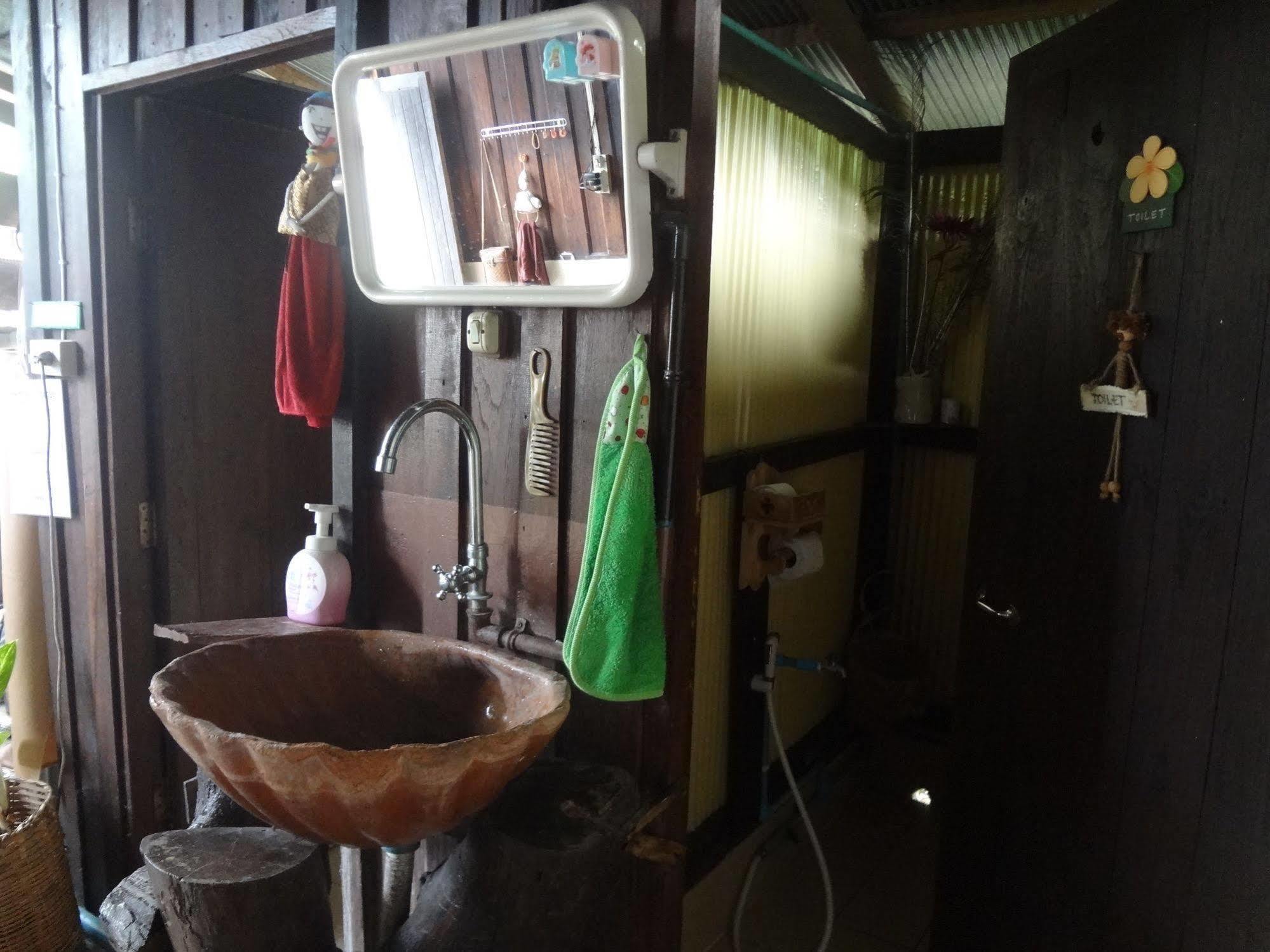 Baan Mai Guesthouse Мэхонгсон Экстерьер фото