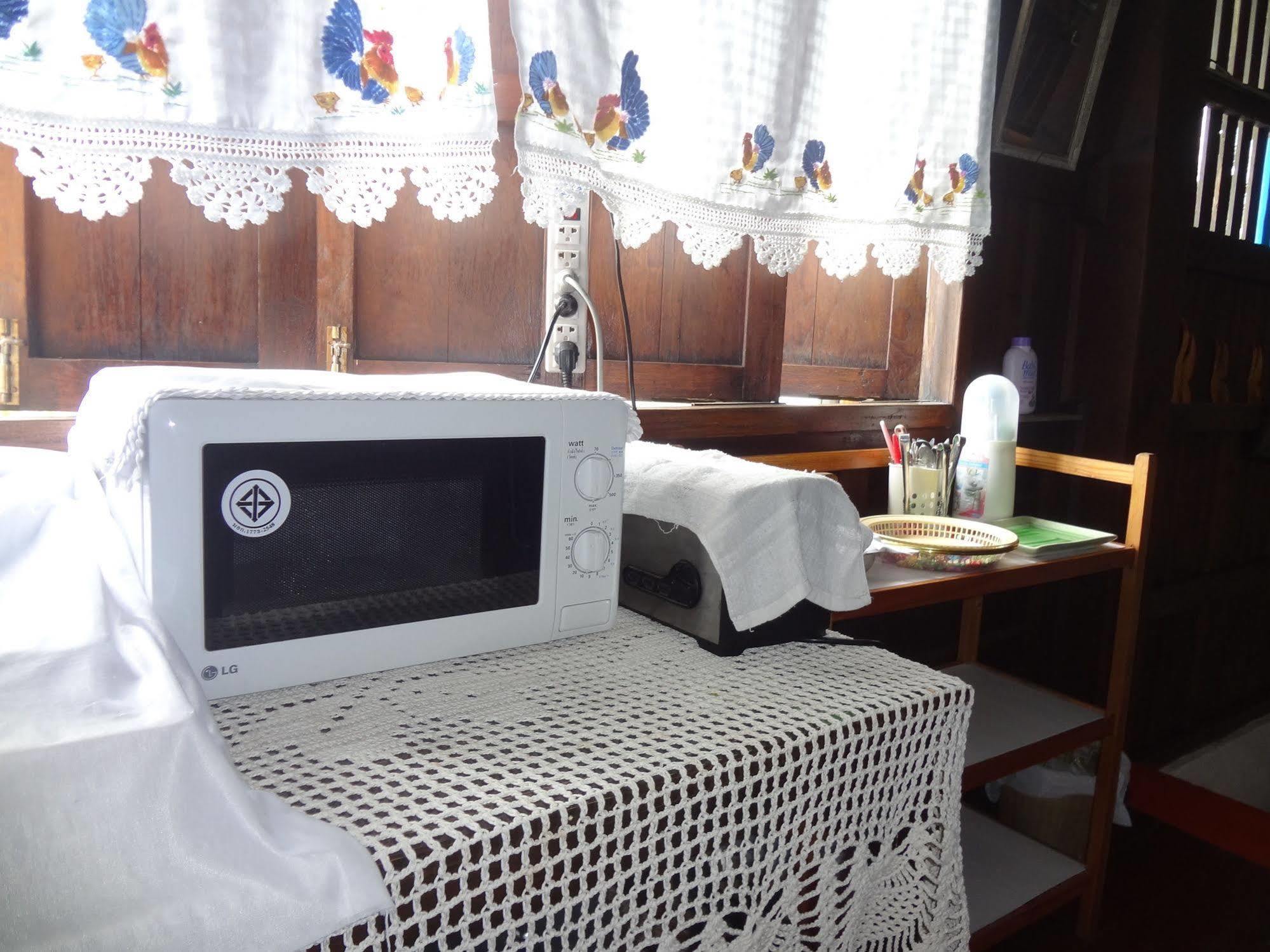 Baan Mai Guesthouse Мэхонгсон Экстерьер фото